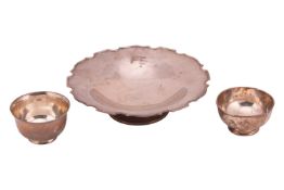 A George V silver tazza of shaped circular form, Birmingham 1933 by Adie Brothers, 25.5 cm wide, tog