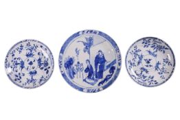 A Chinese blue and white circular charger, Qing Dynasty,19th century, painted with a lady kneeling b