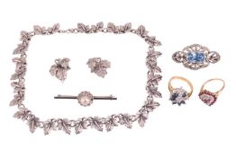 A small collection of jewellery to include a 9ct gold ruby and diamond cluster ring in size O, 3.9 g