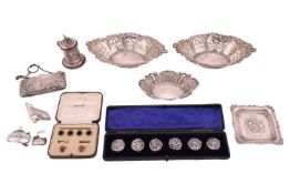 A cased set of cast silver circular Art Nouveau buttons, Birmingham 1903 by Samuel Levi, each cast w