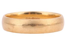 A wedding band in 18ct yellow gold, with a plain and polished D-section band, British assay marks, s