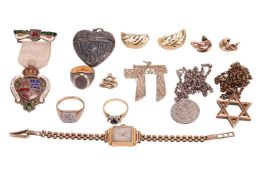 A collection of jewellery, to include a sapphire and diamond ring in 18ct yellow gold (one diamond d