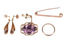 A small collection of jewellery items, to include an amethyst and seed pearl brooch in yellow metal 