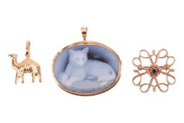 A small group of jewellery, to include a 9ct gold brooch of stylised foliate design, centrally claw-