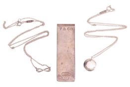 Tiffany & Co. - an initial pendant on a 41.0 cm long fine cable link chain in white metal marked