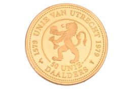 A 1979 Utrecht 50 unie gold proof coin in a presentation case, 6.7 grams