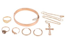 A collection of jewellery, to include a hinged bangle featuring striped and lozenge-shaped engraved 