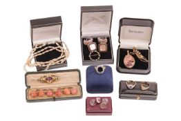 A small mixed group of jewellery items comprising a hardstone pendant in a 9ct gold mount, a 9ct gol