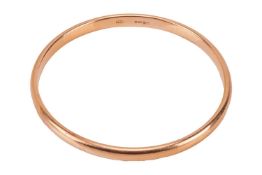 A 9ct gold court-shaped bangle, the circular hollow bangle measuring approximately 6.5mm, the inner 