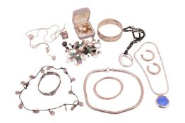 A collection of jewellery to include; an 18ct white gold wedding band, 3.5g; several pairs of cultur