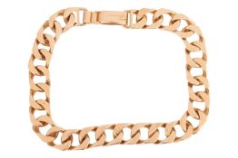 A flat curb link bracelet in 18ct yellow gold, fastens with a lever clasp, London import marks, 19.5