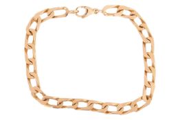 A flat curb link bracelet, fastenes with lobster clasp, yellow metal stamped '750', 19.5 cm long, 17