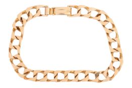 A flat curb link bracelet, the links leading to a lever clasp, in yellow metal marked ‘18ct’, measur
