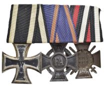 Ordensspange mit drei Auszeichnungen, beginnend bei Eisernes Kreuz 1914 2. Klasse, Friedrich-