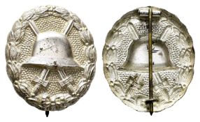 Verwundetenabzeichen in Silber 1918, Buntmetall, im Helm Herstellermarkierung 'L54' für die Firma