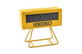 Seiko Tischuhr Wecker. Ca. 9,4cm x 10,5cm. Quarz, LCD Display. In gutem Zustand, funktioniert