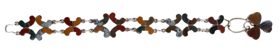 SCOTTISH INTEREST: A LATE 19TH/EARLY 20TH CENTURY AGATE BRACELET WITH PADLOCK