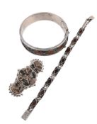 SCOTTISH INTEREST: A LATE 19TH/EARLY 20TH CENTURY GRANITE BRACELET AND BROOCH