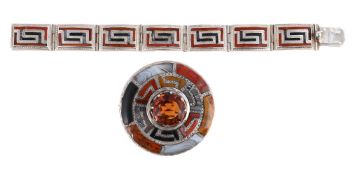 SCOTTISH INTEREST: A VICTORIAN SILVER AGATE TARGET BROOCH AND AN AGATE PANEL BRACELET