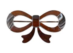 SCOTTISH INTEREST: A LATE VICTORIAN AGATE BOW BROOCH