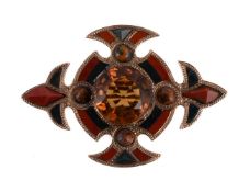 SCOTTISH INTEREST: A VICTORIAN GOLD COLOURED HARDSTONE BROOCH