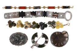 A COLLECTION OF LATE 19TH/EARLY 20TH CENTURY HARDSTONE JEWELLERY