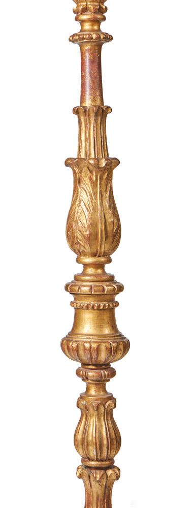 A PAIR OF ITALIAN GILTWOOD ALTAR CANDLESTICKS, LATE 18TH/EARLY 19TH CENTURY - Image 4 of 5