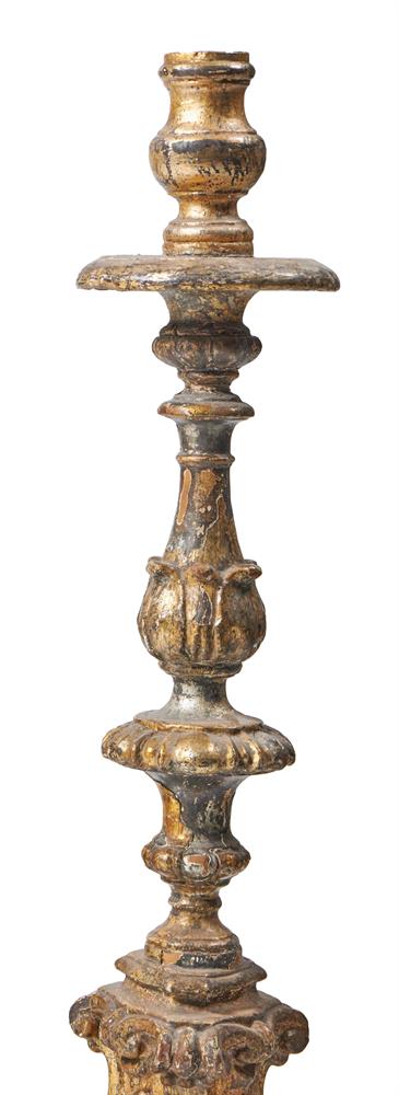 A PAIR OF ITALIAN GILTWOOD ALTAR CANDLESTICKS, LATE 18TH/EARLY 19TH CENTURY - Image 2 of 5