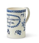 A STAFFORDSHIRE CREAMWARE BLUE AND WHITE COMMEMORATIVE MUG, LATE 18TH CENTURY