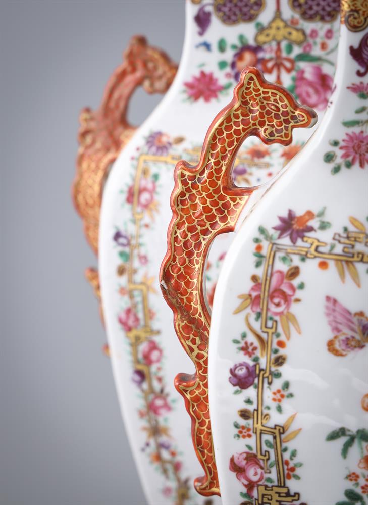 AN ATTRACTIVE PAIR OF CHINESE EXPORT VASES AND COVERS, QIANLONG - Image 3 of 4
