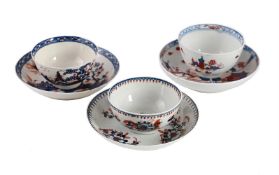 THREE ENGLISH PORCELAIN 'IMARI' PALETTE TEA BOWLS AND SAUCERS, THIRD QUATER 18TH CENTURY