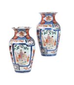A PAIR OF JAPANESE IMARI VASES, MEIJI OR TAISHO PERIOD
