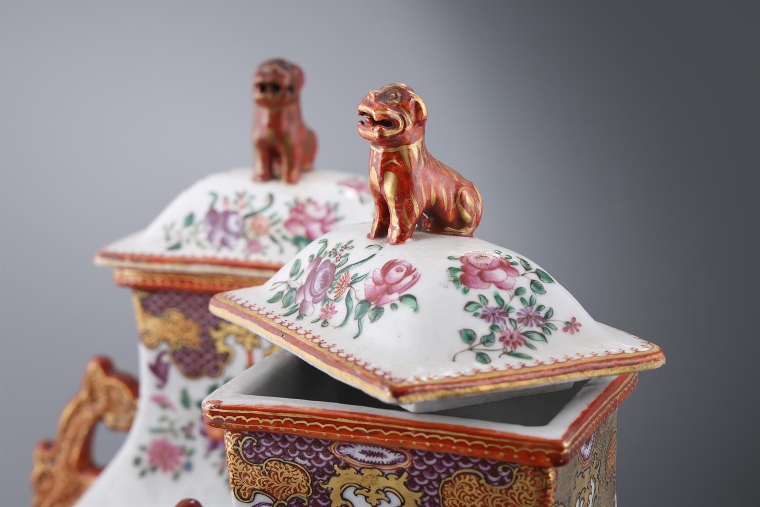 AN ATTRACTIVE PAIR OF CHINESE EXPORT VASES AND COVERS, QIANLONG - Image 2 of 4