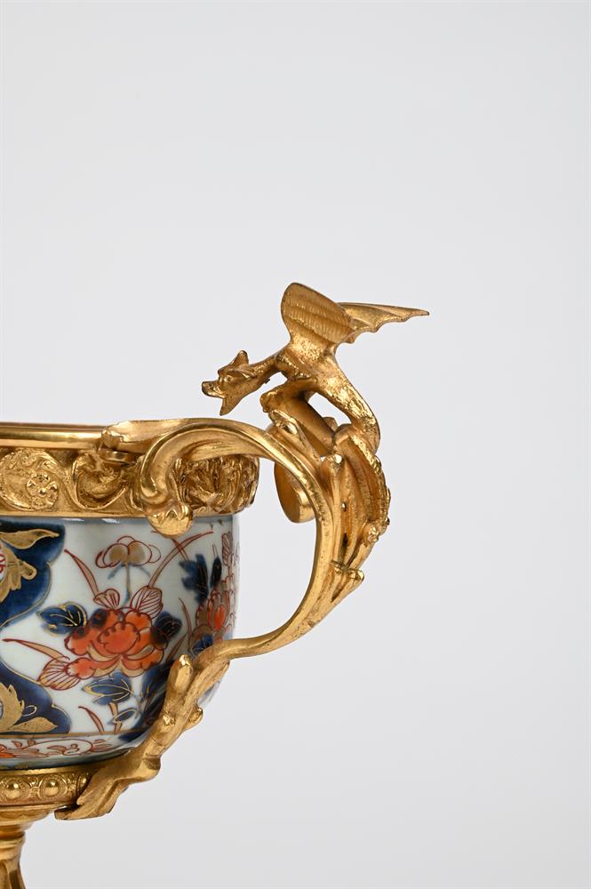 A JAPANESE IMARI PORCELAIN GILT-METAL MOUNTED BOWL, THE PORCELAIN CIRCA 1700 - Image 3 of 3