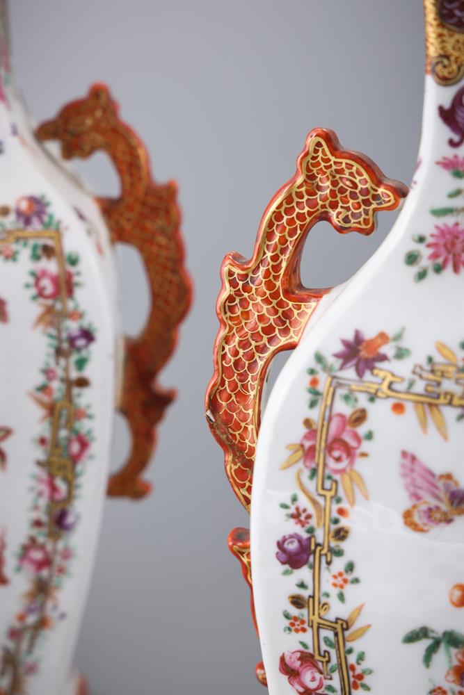 AN ATTRACTIVE PAIR OF CHINESE EXPORT VASES AND COVERS, QIANLONG - Image 4 of 4