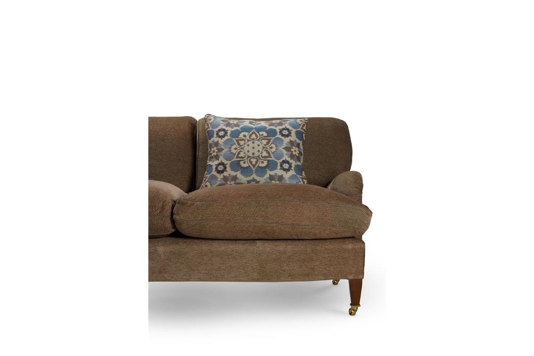 A HOWARD CHAIRS LTD 'BRIDGEWATER' PATTERN SOFA IN GUINEVERE FABRIC - Image 4 of 4