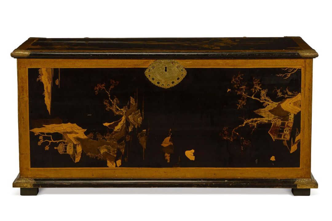 A BRASS MOUNTED GILT AND BLACK LACQUER COFFER JAPANESE, LATE 18TH/EARLY 19TH CENTURY - Image 1 of 3