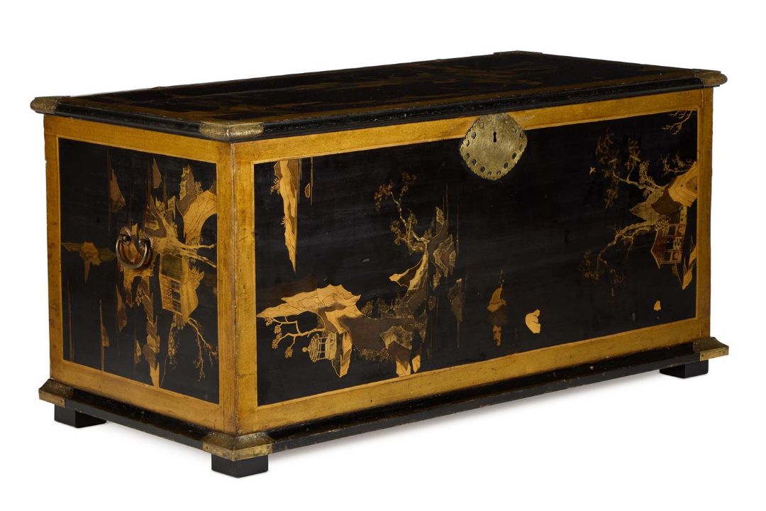 A BRASS MOUNTED GILT AND BLACK LACQUER COFFER JAPANESE, LATE 18TH/EARLY 19TH CENTURY - Image 2 of 3