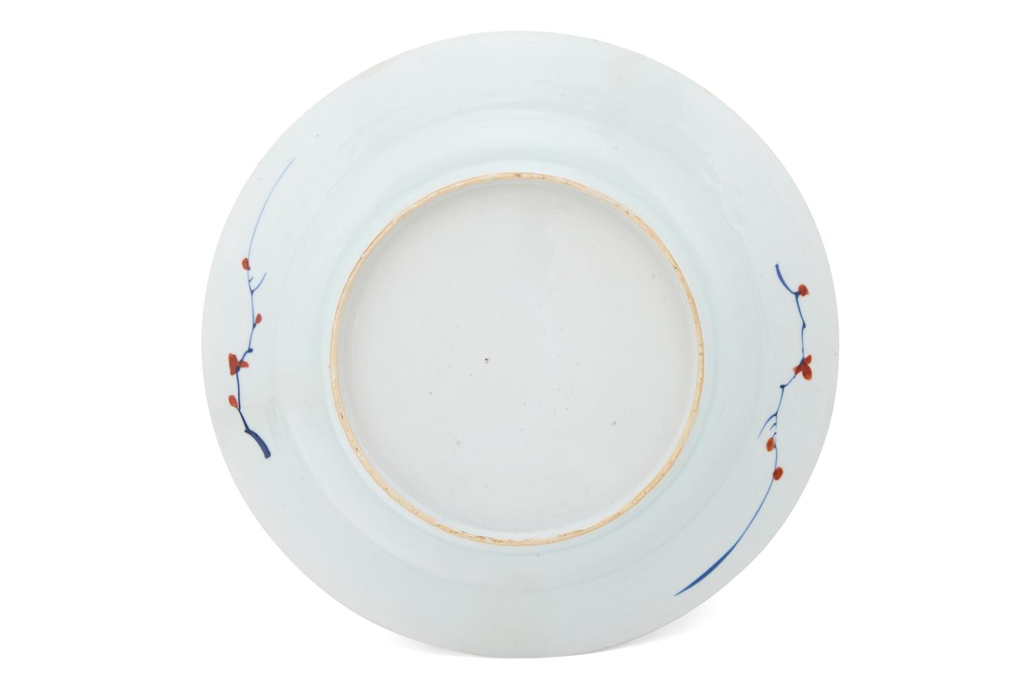 A CHINESE IMARI PLATE, 17TH CENTURY - Image 2 of 2