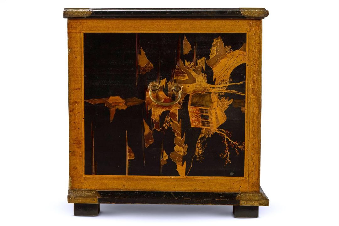 A BRASS MOUNTED GILT AND BLACK LACQUER COFFER JAPANESE, LATE 18TH/EARLY 19TH CENTURY - Image 3 of 3