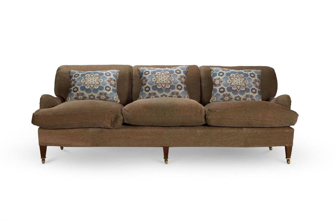 A HOWARD CHAIRS LTD 'BRIDGEWATER' PATTERN SOFA IN GUINEVERE FABRIC - Image 1 of 4