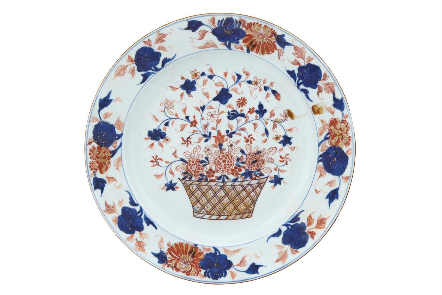 A CHINESE IMARI PLATE, 17TH CENTURY