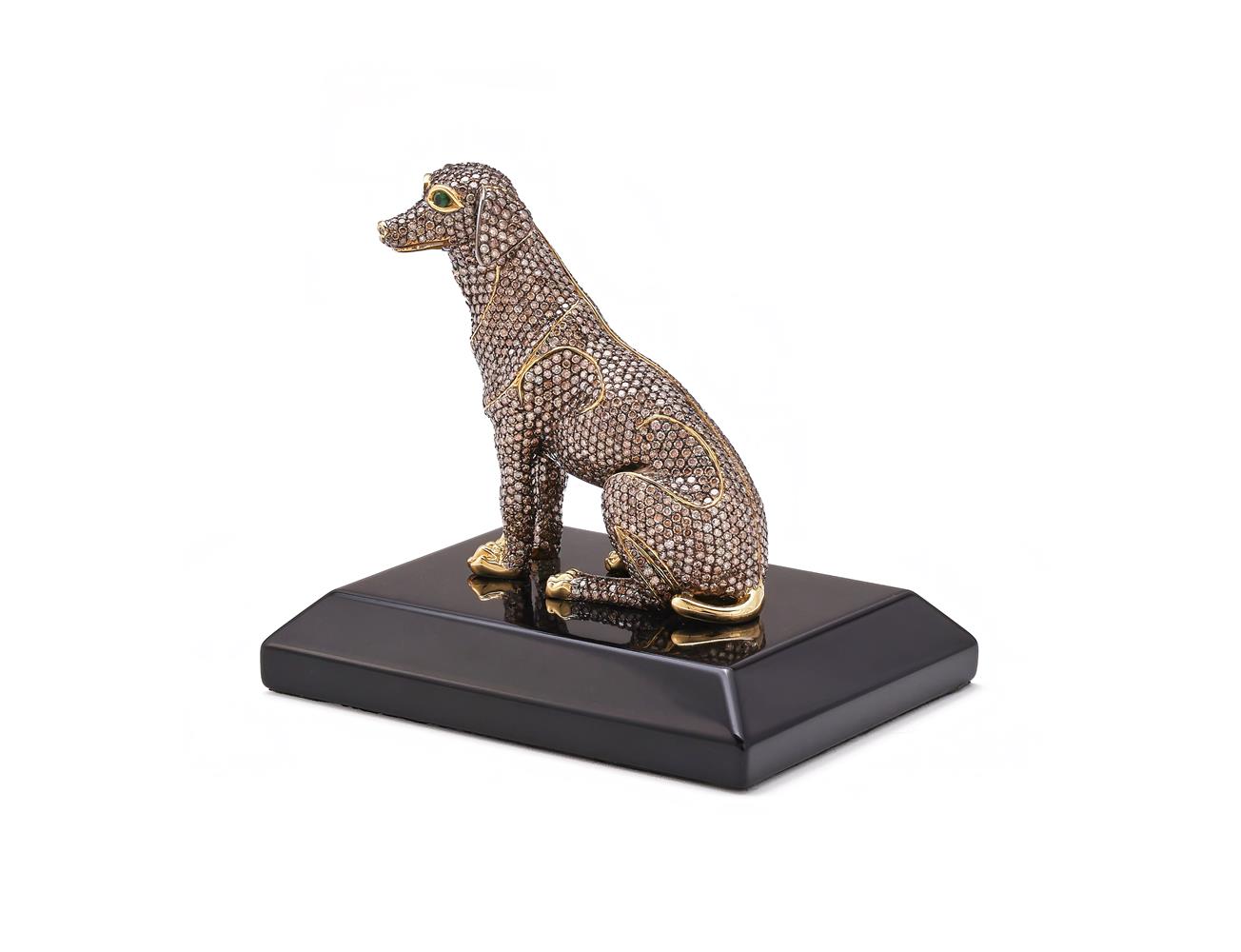 A GOLD COLOURED AND DIAMOND SET MODEL OF A DOG - Image 3 of 4