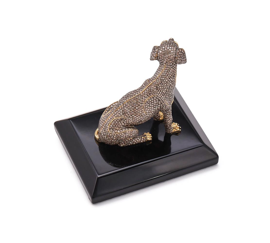 A GOLD COLOURED AND DIAMOND SET MODEL OF A DOG - Image 4 of 4