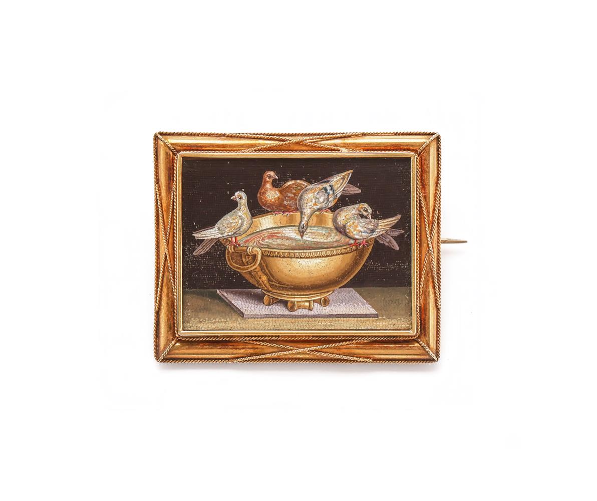 A GOLD BROOCH MOUNTED MICROMOSAIC OF THE DOVES OF PLINY