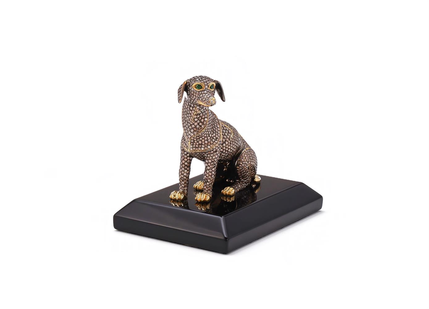 A GOLD COLOURED AND DIAMOND SET MODEL OF A DOG - Image 2 of 4