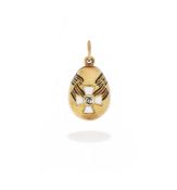 FABERGÉ, A GOLD AND ENAMEL EGG PENDANT