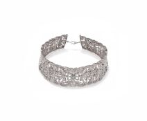 A DIAMOND COLLAR NECKLACE