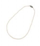 AN EARLY 20TH CENTURY NATURAL PEARL AND DIAMOND NECKLACE