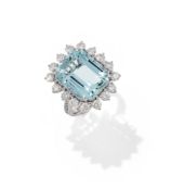 AN AQUAMARINE AND DIAMOND CLUSTER RING
